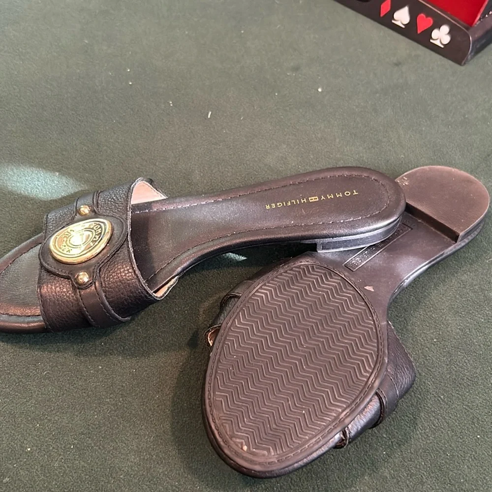 NEW‎ Tommy Hilfiger Black Sandals W Gold Logo Size 6:5